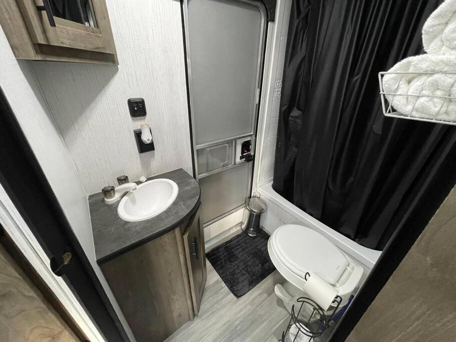 Rv Located On Private Property, Providing Access To The Guadalupe River, Accommodates Up To 5 Guests New Braunfels Eksteriør bilde