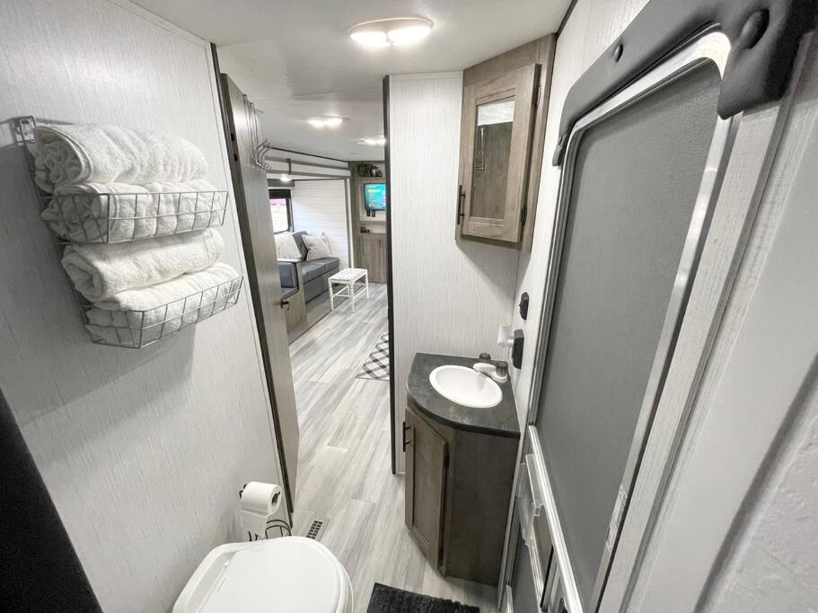 Rv Located On Private Property, Providing Access To The Guadalupe River, Accommodates Up To 5 Guests New Braunfels Eksteriør bilde