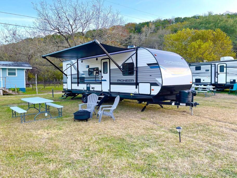 Rv Located On Private Property, Providing Access To The Guadalupe River, Accommodates Up To 5 Guests New Braunfels Eksteriør bilde