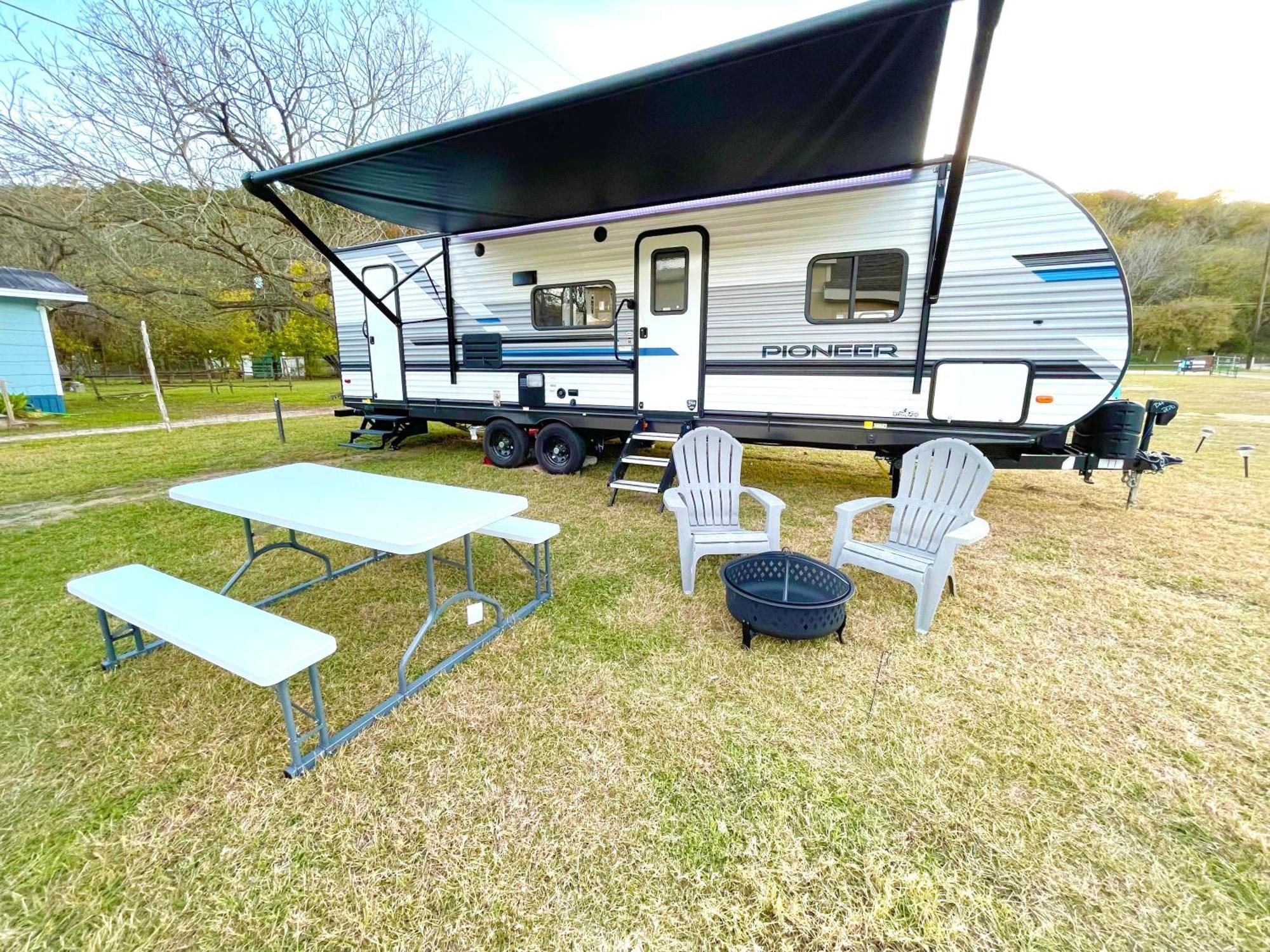 Rv Located On Private Property, Providing Access To The Guadalupe River, Accommodates Up To 5 Guests New Braunfels Eksteriør bilde